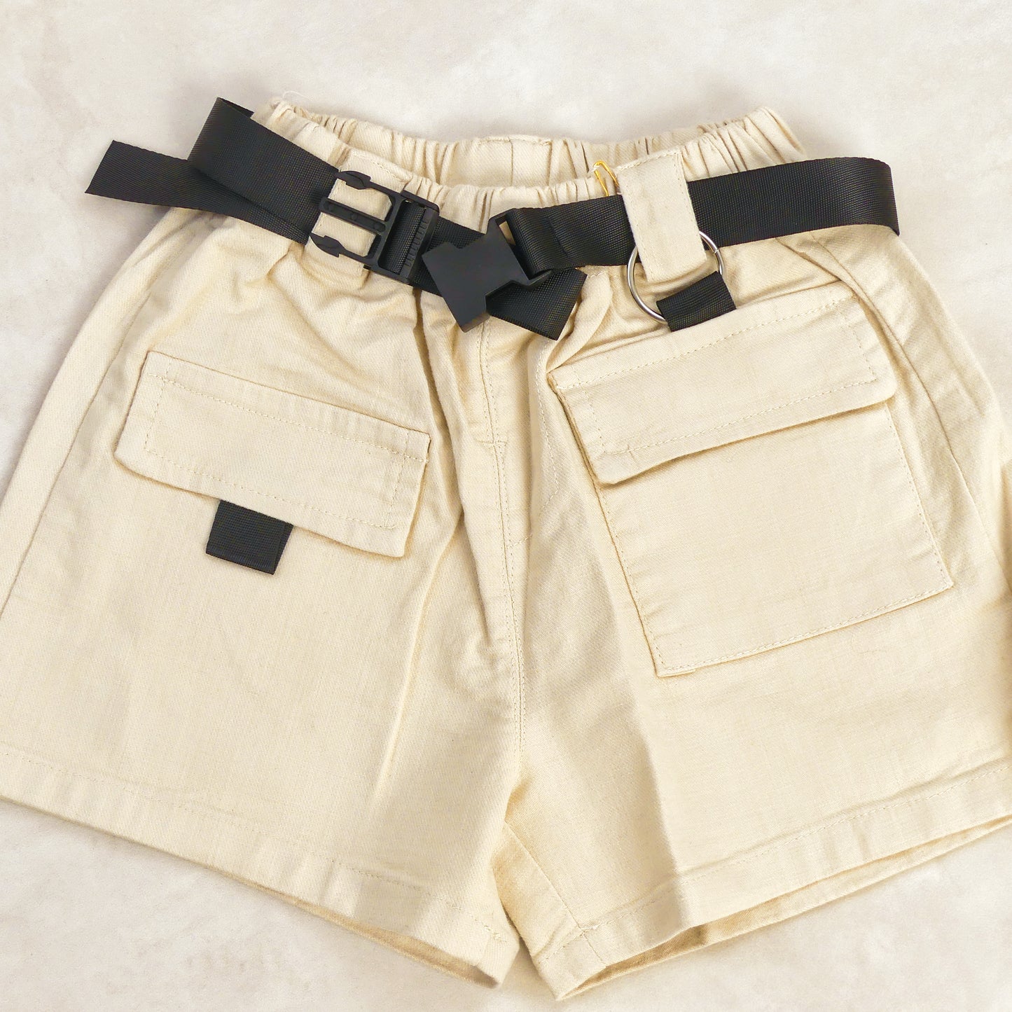 SHORT BEIGE AVEC CEINTURE NOIR Référence : 4388